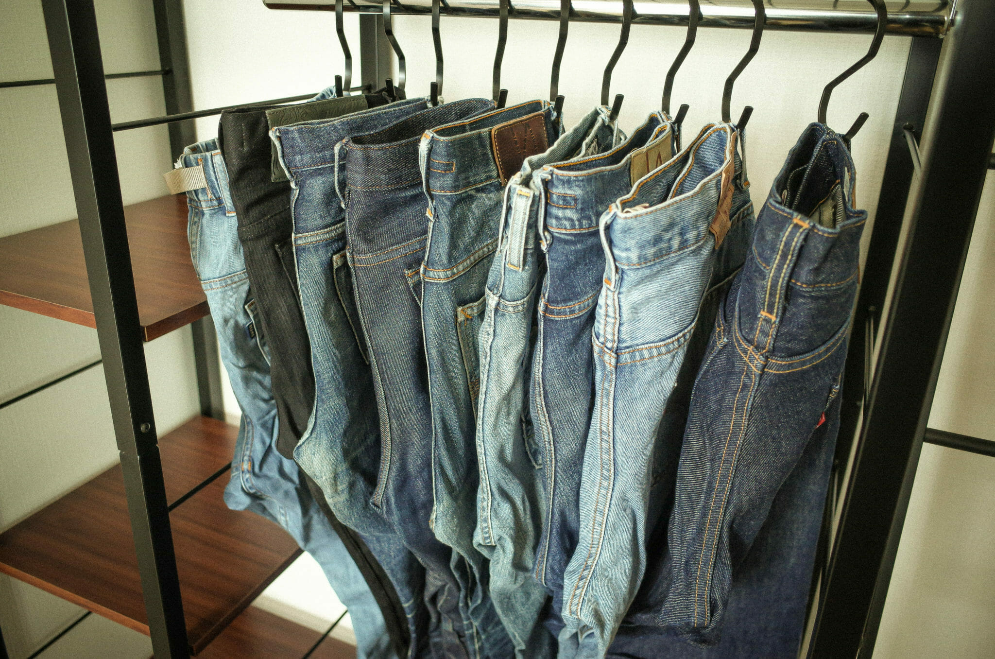 【ジーンズの収納方法】クローゼットハンガーに吊るしてデニムラックにしよう！